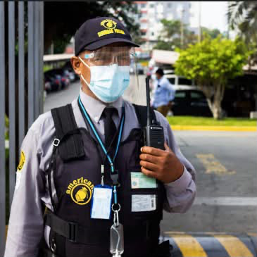 Agente con chaleco y radio